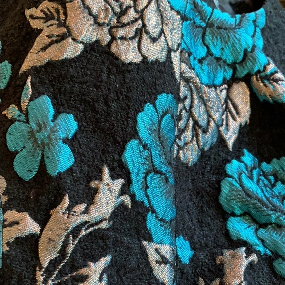 ASOS Cropped Top. Beautiful floral print. Size 4. - Picture 6 of 7